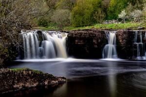 sereno cascata com suave fluindo água dentro uma exuberante verde paisagem, perfeito para tranquilo natureza temas dentro yorkshire vales. foto