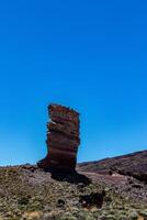 isolado Rocha formação contra uma Claro azul céu dentro uma estéril deserto panorama dentro a teide, nacional parque, tenerife foto