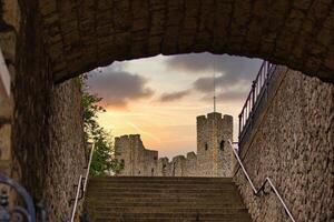 pedra Escadaria conduzindo para uma medieval castelo às pôr do sol com caloroso céu dentro a fundo. foto