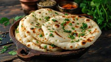 ai gerado indiano naan pão em uma placa, pão sírio adornado com salsinha e especiarias, ai gerado. foto