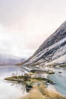 nigardsbreen geleira lago em uma frio manhã foto