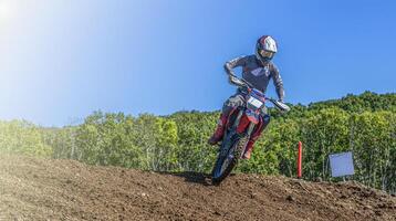 motociclista saltos às a russo motocross campeonato dentro Kamchatka foto