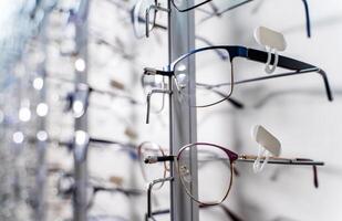 Óculos fazer compras. mostruário com óculos dentro moderno oftalmológico loja. foto