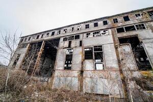 abandonado arruinado industrial fábrica prédio, ruínas e demolição conceito foto