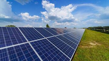 solar poder estação contra a azul céu. alternativo energia conceito foto