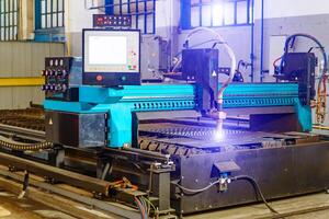 industrial fábrica para conjunto. industrial laser corte em processamento fabricação tecnologia do plano Folha metal aço material foto