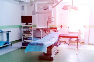moderno equipamento dentro operativo sala. médico dispositivos para neurocirurgia foto