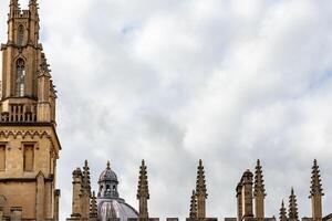 histórico arquitetura com pináculos contra uma nublado céu dentro Oxford, Inglaterra. foto