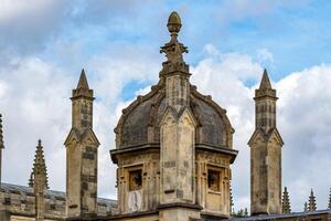 histórico pedra pináculos contra uma nublado céu, arquitetônico detalhe, europeu herança ponto de referência dentro Oxford, Inglaterra. foto