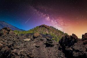 estrelado noite céu sobre uma vulcânico panorama com uma colorida crepúsculo gradiente dentro tenerife. foto