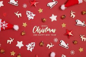 Feliz Natal e Feliz Ano Novo cartão com decorações de Natal flat lay foto
