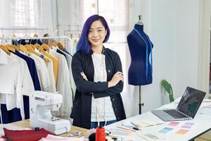 retrato do ásia elegante freelance costureira dentro dela artístico oficina estúdio para moda Projeto e roupas o negócio indústria conceito foto