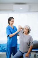 fêmea médico e paciente sofrimento a partir de costas dor durante médico exame. foto