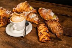 croissants doces com creme e cappuccino foto