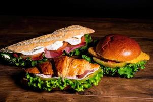 composição de sanduíches com salame e vegetais foto