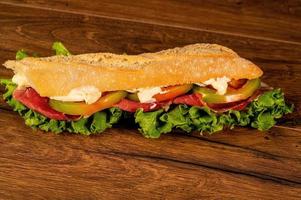 sanduiche com salame e vegetais foto