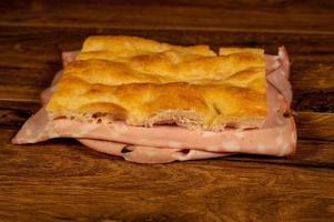 focaccia recheada com charcutaria e vegetais foto