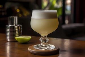 ai gerado pisco azedo - originado dentro Peru, fez com pisco, Lima suco, simples xarope, ovo branco, e Amargas foto