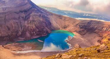 verde lago dentro a boca do sangrento vulcão em Kamchatka Península foto