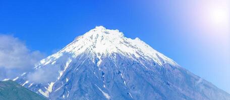 koryaksky vulcão dentro Kamchatka dentro a outono com uma neve coberto topo foto