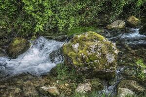 uma pequeno cascata perto a Vila do panela dentro Sérvia foto