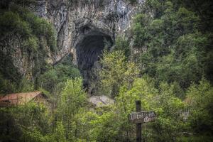 Entrada para a caverna do panela dentro Sérvia foto