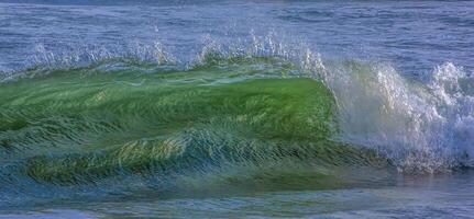 mar ou oceano, ondas fechar-se visualizar. verde - amarelo ondas mar água. cristal Claro água foto