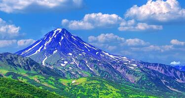 típica dormindo vulcão vilyuchinsky vulcão Rússia, Kamchatka foto
