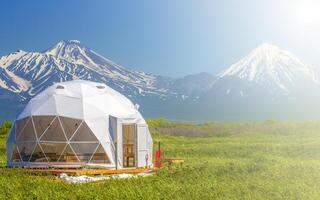 glamping em a declive do uma vulcão dentro outono em a Kamchatka Península foto