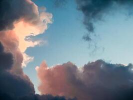 grande vermelho nuvens dentro a céu foto