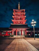 uma tradicional pagode dentro a noite do Japão foto