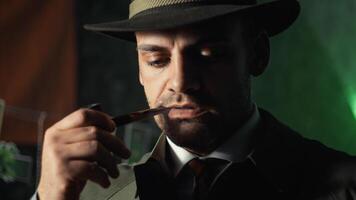 misterioso homem dentro chapéu fuma uma tubo foto