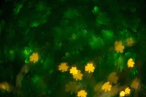 abstrato verde fundo com trevo destaques. primavera, verão fundo, st. patricks dia foto