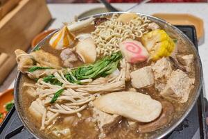 chinês quente Panela e exclusivo wok. uma pessoa quente Panela é típica dentro quente Panela lojas foto