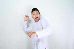 engraçado muçulmano homem ásia com chocado expressão posando para lançar alguma coisa isolado em branco fundo foto