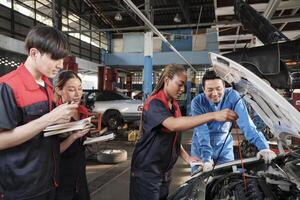 masculino profissional automotivo Supervisor aconselha e inspeciona Preto fêmea mecânico trabalhador sobre líquido motor óleo às carro garagem, serviço manutenção, e fixação especialista ocupações auto indústria. foto