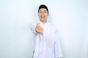 atraente ásia muçulmano homem mostrando coreano amor placa com rindo isolado em branco fundo foto