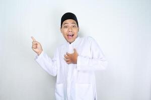surpreso ásia muçulmano homem apontando para cópia de espaço isolado em branco fundo foto