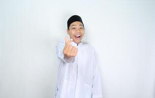 ásia homem muçulmano mostrar coreano amor forma com surpreso expressão isolado em branco fundo foto