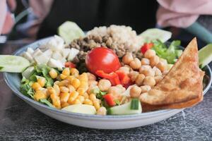 fechar acima tigela do misturado legumes salada foto