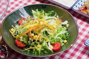 fechar acima tigela do misturado legumes salada foto