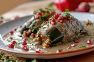 ai gerado mexicano cozinha Chile en nogada recheado Poblano pimentões com cremoso molho, romã sementes foto