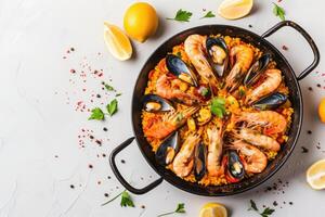 ai gerado tradicional espanhol paella com frutos do mar, frango, arroz e legumes servido dentro uma panela foto