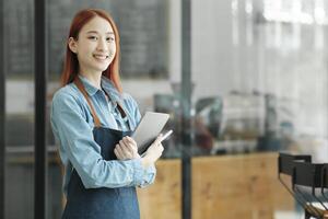 começar acima do empreendimento, mulheres líder a Novo companhia autoconfiante foto