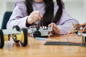 haste Educação conceito. ásia jovem menina Aprendendo robô Projeto. foto