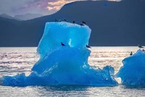 icebeg retroiluminado, passagem de stephens, alaska foto