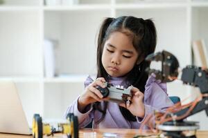 haste Educação conceito. ásia jovem menina Aprendendo robô Projeto. foto