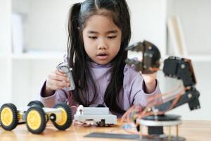 haste Educação conceito. ásia jovem menina Aprendendo robô Projeto. foto