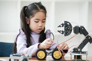 haste Educação conceito. ásia jovem menina Aprendendo robô Projeto. foto