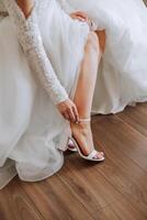 da noiva sapato. a menina desgasta estiletes. elegante mulheres sapato. lindo detalhes. a noiva coloca em dela sapatos e prepara para a Casamento cerimônia foto